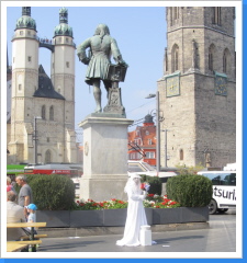 Zwei Denkmäler auf dem Marktplatz von Halle :-)